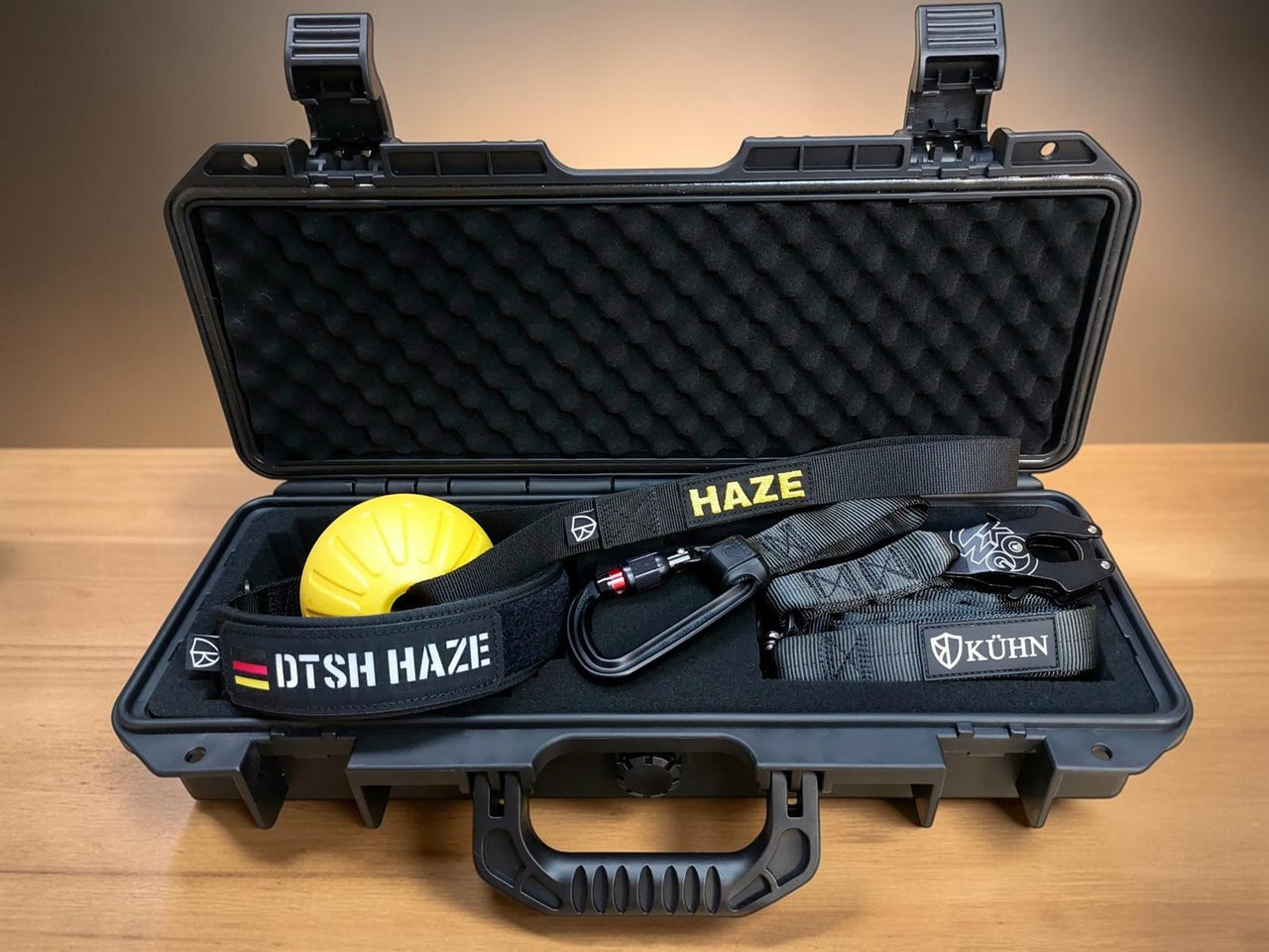 Individuelle Ausrüstung für Diensthund Haze im schwarzen Transportkoffer: Halsband mit Namenspatch, Führleine mit KONG-Frog-Karabiner und KÜHN-Patch, Ball