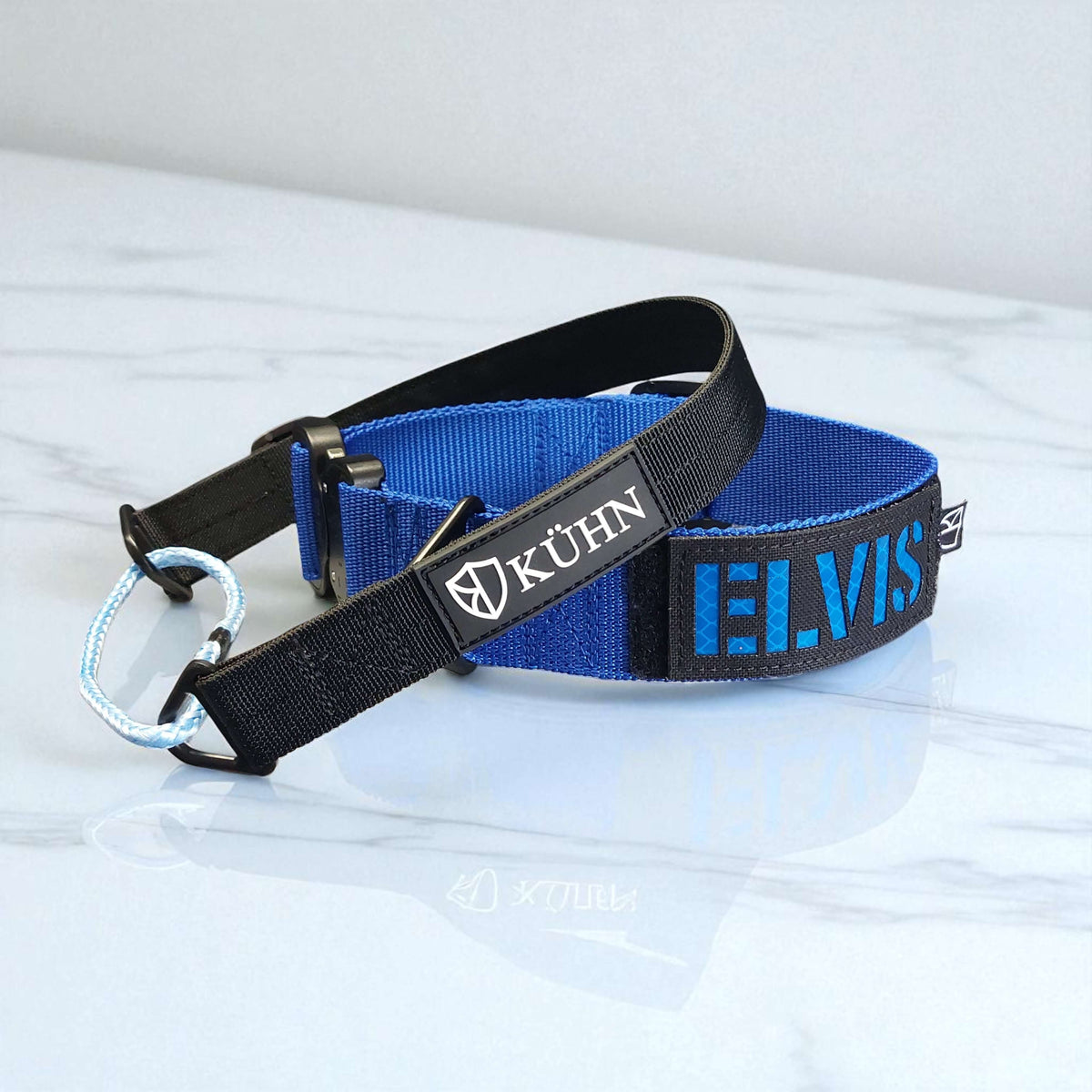 Blaues Namenshalsband mit Schriftzug Elvis und Kühn-Patch
