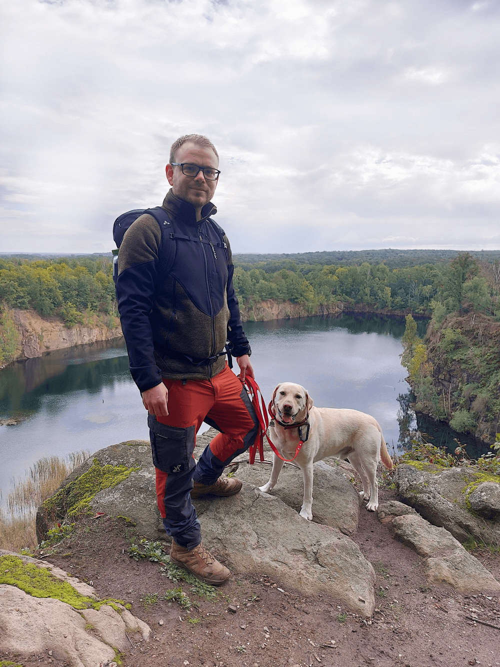 Martin Kühn mit Labrador Benji am See