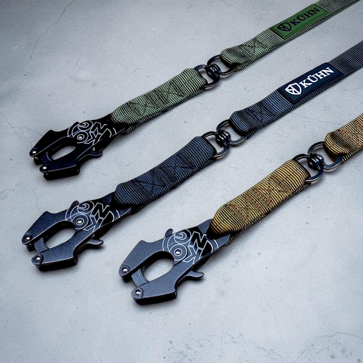 Drei Führleinen in Oliv, Schwarz und Coyote Brown mit KONG-Frog-Karabiner und KÜHN-Patch